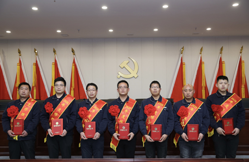 0206 修理能手從左至右依次為 邵冠峰、王寶玉、潘春樂(lè)、李龍、許特斯、韓利杰、寇增亮.jpg