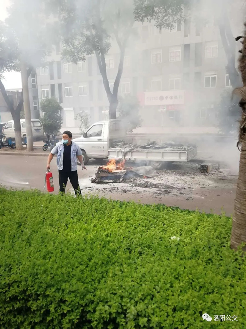 驚險！高溫天小貨車“上火” 萬幸！路遇公交車長及時“滅火”