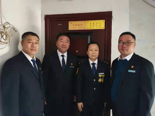 “一人得獎，全家光榮” 送“牌”上門，集團為標兵先進送去榮譽喜報牌匾
