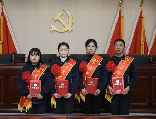 0207 從左至右依次為 點(diǎn)鈔能手王璐、充值能手孫昭娣、教學(xué)能手王慧娟、孫衛(wèi)東.jpg
