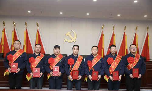 0202  標(biāo)兵從左至右依次為 苗田、尤建鵬、劉德斌、褚聰偉、王占峰、解偉強(qiáng)、馬群藝.jpg